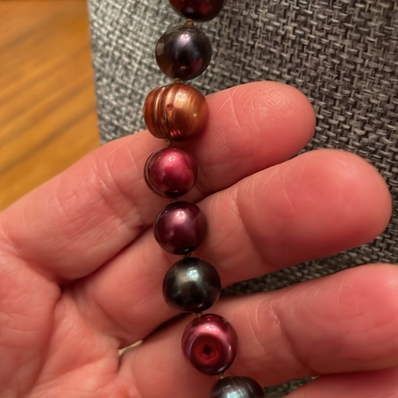 Cultured variegated colored pearl necklace.  Hand strung and tied. With earrings - Picture 6 of 8